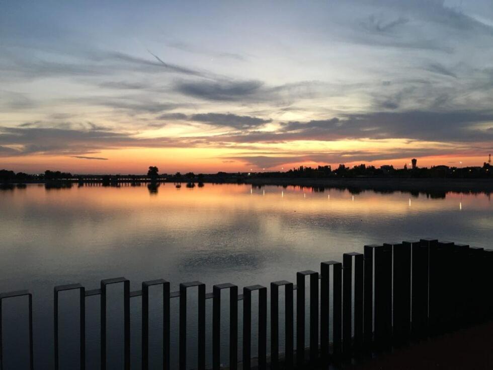 Apartment Free Parking & Self Check-in Westside Near The Lake, Lacul Morii, Near Metro Stations Sector 6 Bucharest