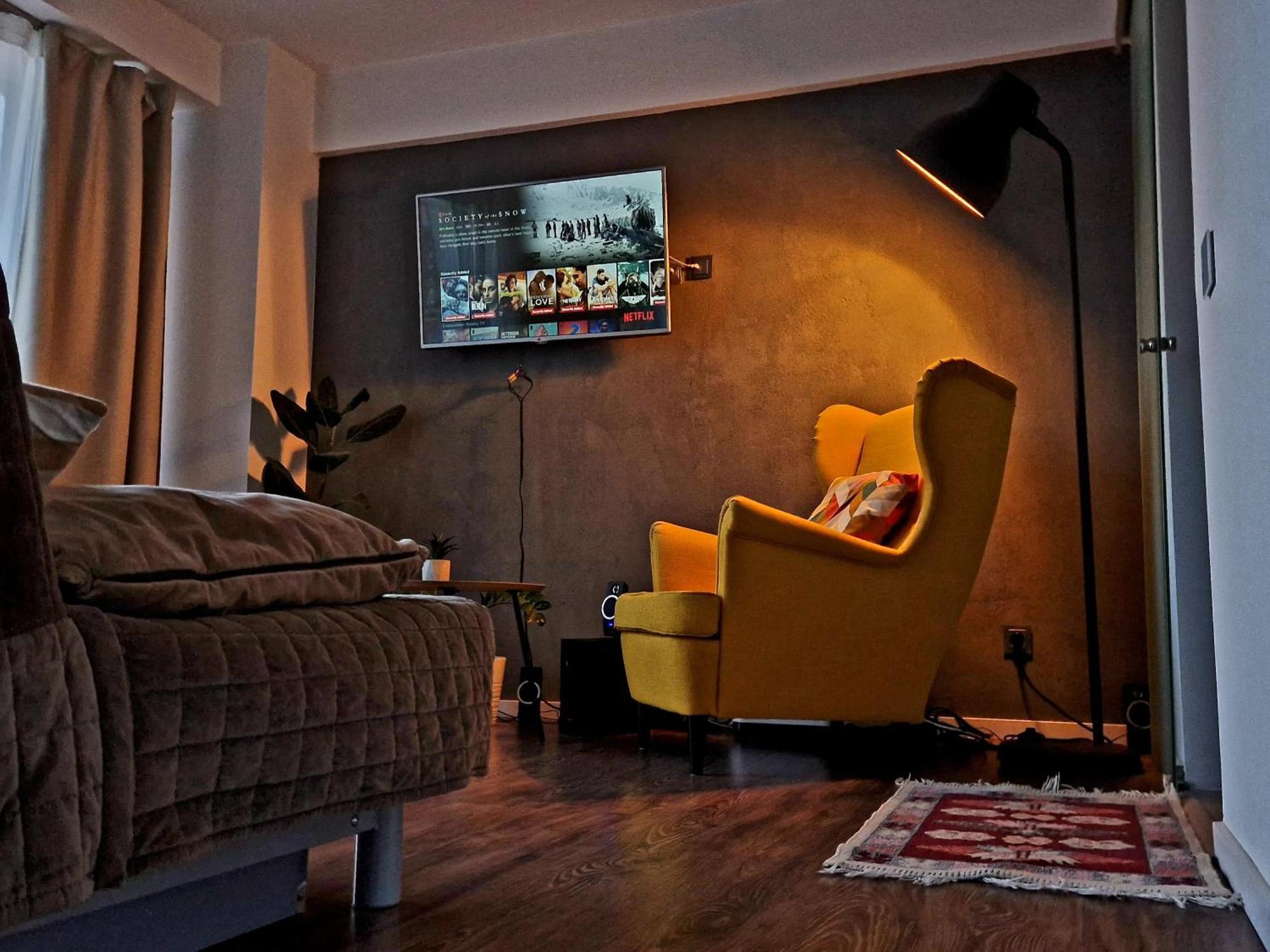 Free Parking & Self Check-in Westside Near The Lake, Lacul Morii, Near Metro Stations Sector 6 *