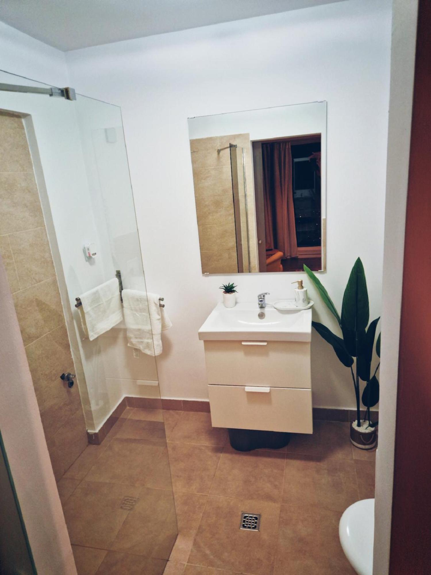 Free Parking & Self Check-in Westside Near The Lake, Lacul Morii, Near Metro Stations Sector 6 *