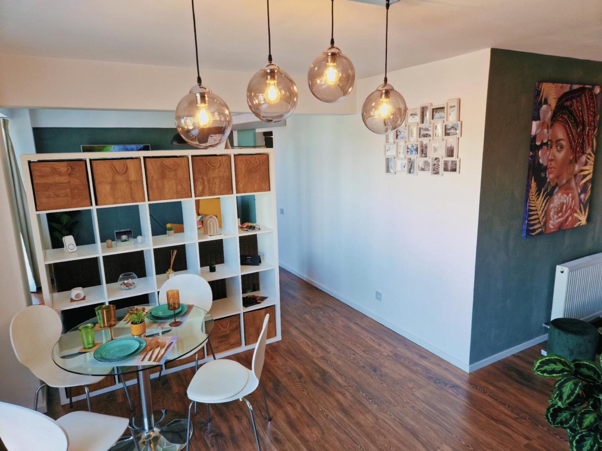 Free Parking & Self Check-in Westside Near The Lake, Lacul Morii, Near Metro Stations Sector 6 Apartment *