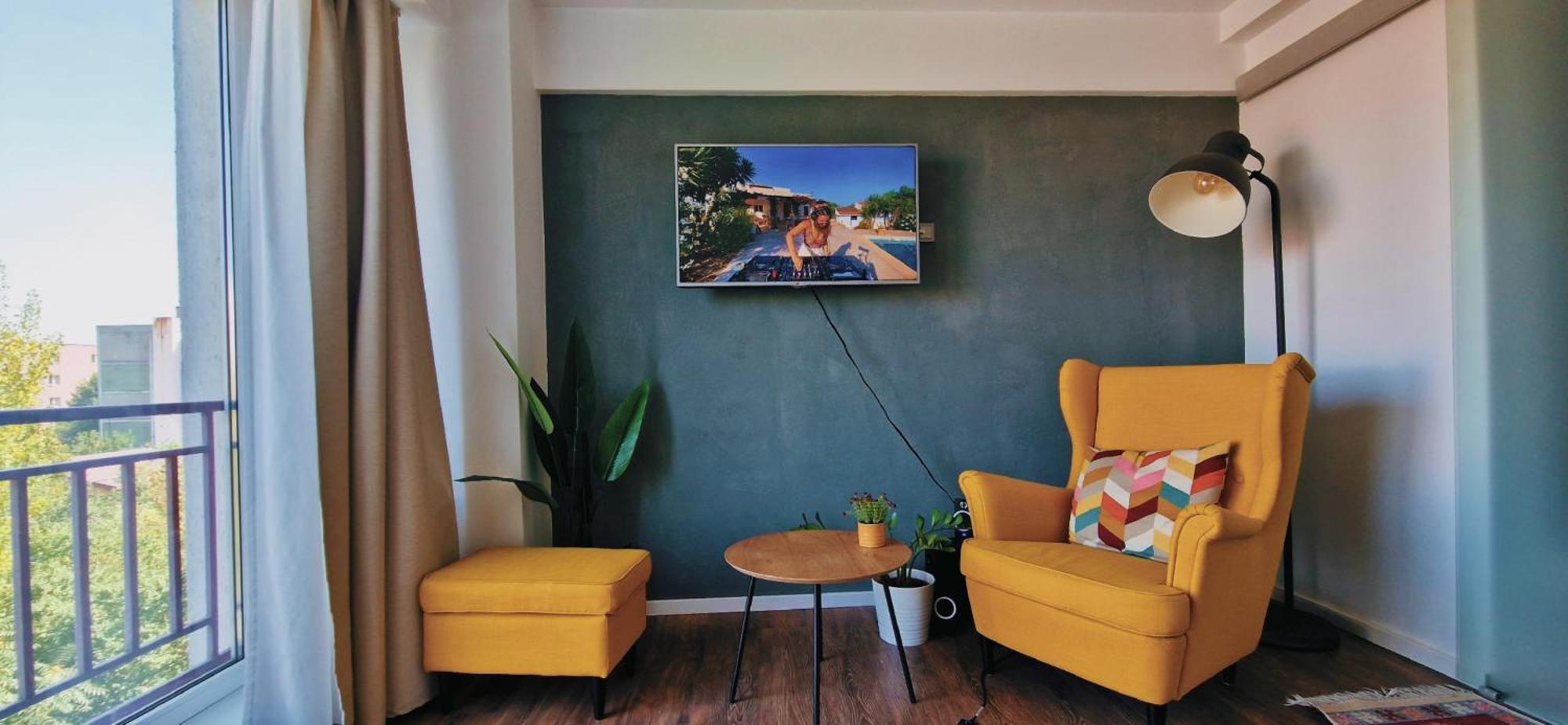 Free Parking & Self Check-in Westside Near The Lake, Lacul Morii, Near Metro Stations Sector 6